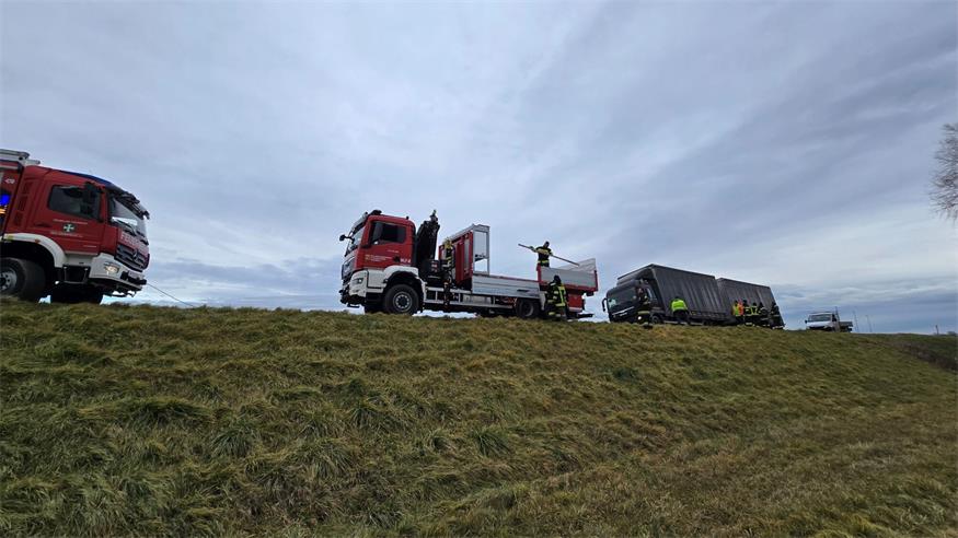 Navi lenkte LKW auf Hochwasserschutzdamm - schwierige LKW Bergung für Feuerwehr