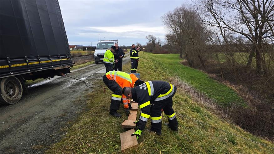 Navi lenkte LKW auf Hochwasserschutzdamm - schwierige LKW Bergung für Feuerwehr