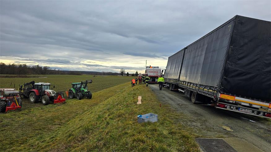Navi lenkte LKW auf Hochwasserschutzdamm - schwierige LKW Bergung für Feuerwehr