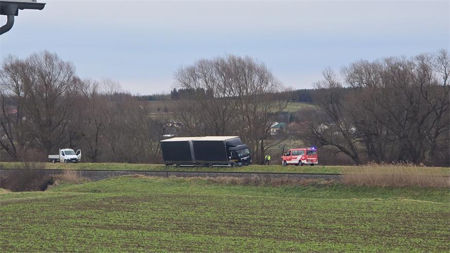 Navi lenkte LKW auf Hochwasserschutzdamm - schwierige LKW Bergung für Feuerwehr