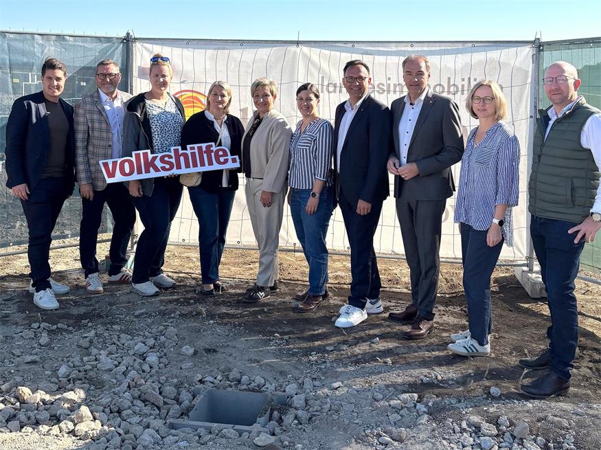 Neben anderen waren Landesrat Leonhard Schneemann, der Hirmer Bürgermeister Christian Wöhl, Mattersburgs Bürgermeisterin Claudia Schlager, SoWo-Geschäftsführerin Melanie Piskernik und Hirms Vizebürgermeisterin Sandra Puntigam bei der Grundsteinlegung für den Pflegestützpunkt vor Ort.