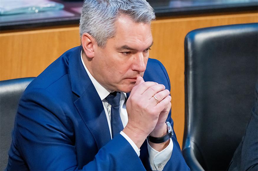 Nehammer wirft das Handtuch