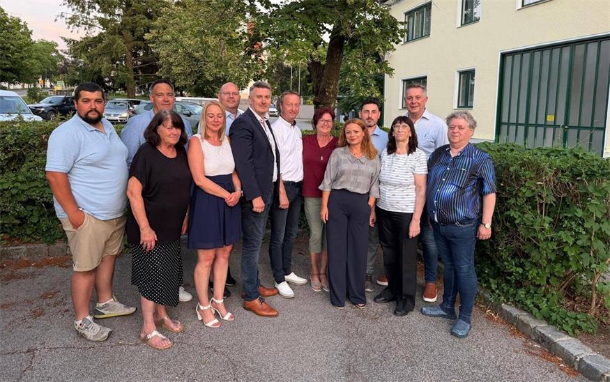 Neo-Obmann Sascha Gerdenitsch (6.v.l.), mit dem Zweiten Landtagspräsidenten Johann Tschürtz, Landesparteiobmann Alexander Petschnig, Bundesrat Thomas Karacony sowie Markus Mrkonjic, Juliane Kogler, Sandra Fresser, Robert Kutrowatz, Andrea Helfenschneider, Gabriela Cucerca, Günter Klawatsch, Sonja Berger und Gerhard Kern von seinem Bezirksteam. 