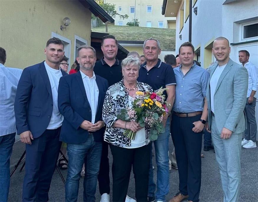 Neo-Ortschef Thomas Schmidt, Landtagsabgeordneter Roland Fürst, Landtagsabgeordneter und Bezirksparteivorsitzender Thomas Hoffmann, Waltraud Gartner, Bürgermeister Günther Schmidt, Neo-Vize Michael Spadt und Nationalrat Maximillian Köllner.