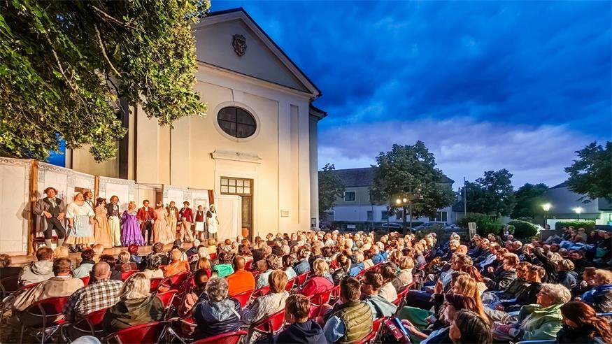 Nestroy-Aufführung am idyllischen Parndorfer Kirchenplatz