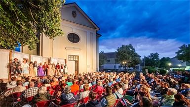Nestroy-Aufführung am idyllischen Parndorfer Kirchenplatz