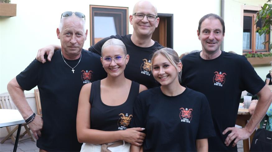 Neu-Obmann der „Gfang Teifln“ Stefan Blasek (Mitte) mit Gerhard Fink, Sillina Kucera, Stella Kucera und Franz Steiger vom Weingut Steiger, das am Samstagabend zum Schauplatz der Veranstaltung wurde.