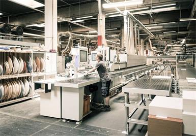 Neuausrichtung: Die plattenbasierte Möbelproduktion wird künftig verstärkt an den Standorten Waidhofen an der Ybbs und Eferding gebündelt. Der Standort Neudörfl wird zum Kompetenzzentrum für Akustik- und Sichtschutzlösungen weiterentwickelt. Foto: www.neudoerfler.com