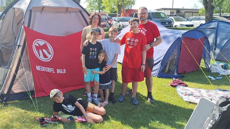 Neudörfls Vizebürgermeister Michael Sgarz und zugleich stv. Landesvorsitzender der Kinderfreunde Burgenland sowie SPÖ-Gemeinderätin Manuela Stangl mit Neudörfler Kids beim Ferienlager in Steinbrunn. 