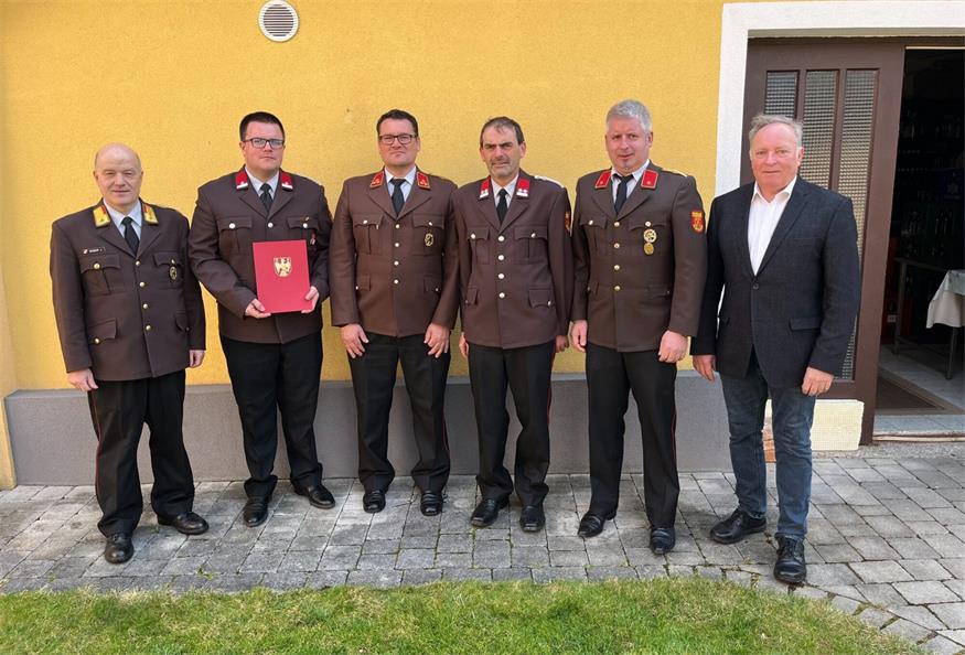 Neue Funktionen. Dominik Hauser (2.v.l.) wurde zum Kommandant-stellvertreter gewählt, Gerhard Voith (3.v.r.) zum Sirenenbetreuer ernannt. Mit am Bild Abschnittskommandant Josef Weber, Kommandant Stefan Pessenlehner, der scheidende Kommandantstellvertreter Ewald Kappel und Vizebürgermeister Josef Thurner. 
