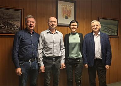 Neue Mandatare. Bürgermeister Herbert Schedl (r.) und Vizebürgermeister Stefan Rabel (l.) hießen Emmerich Holler und Vera Wohlmuth-Tompeka, die schon zum zweiten Mal im Gemeinderat ist, willkommen.