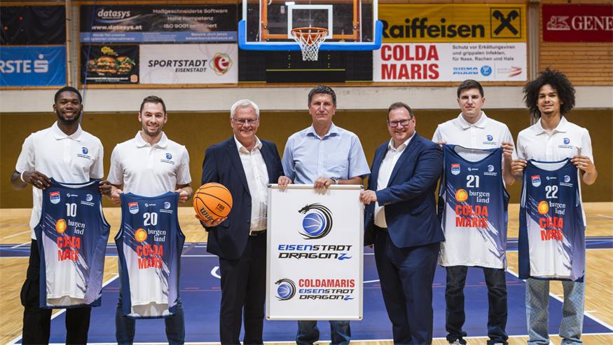 Neuer Name, neue Dressen, neue Drachen: General Manager Roland Knor, Bürgermeister Thomas Steiner, Bernhard Wittmann vom Hauptsponsor Coldamaris (Sigmapharm), den US-Legionären Jacorie Archie (l.) und Isaiah Amato (r.), Neuzugang Jakob Szkutta und Eigenbau-Drache Lukas Knor.