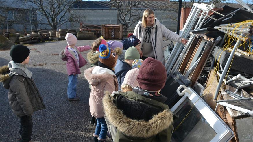 Kindergarten besuchte Altstoffsammelstelle in Schützen