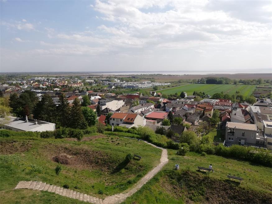 Neusiedl am See: Blick von der Taborruine auf die Stadt und den See