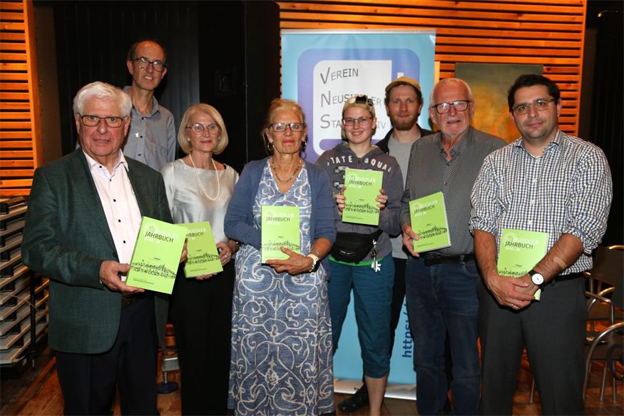 Neusiedl am See historisch beleuchtet: Paul Rittsteuer, Martin Pieber, Eva Mannsberger, Ilse Schneider, Angelika Pieber, Lukas Malli, Ludwig Zwickl und Martin Krenn lieferten kurzweilige Beiträge für den 26. Band des Neusiedler Jahrbuchs.