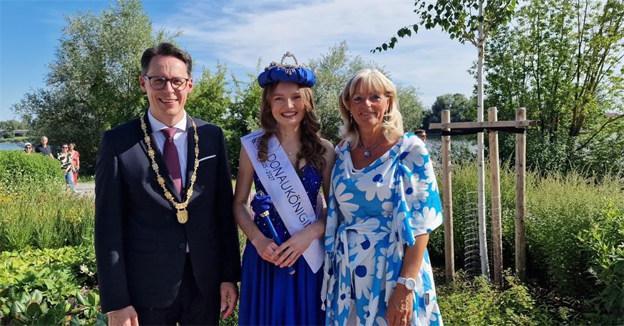 Neusiedls Bürgermeisterin Elisabeth Böhm mit dem Deggendorfer Oberbürgermeister Dr. Christian Moser und der frisch gewählten Donaukönigin Rahel I.