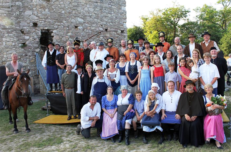 Neusiedls Geschichte als Theaterstück Im Jubiläumsjahr „100 Jahre Stadt Neusiedl am See“ kehrt ein besonderes Stück auf die Bühne zurück: Das Volksstück „Peter Floridan“ von Dr. Sepp Gmasz wird erstmals seit 2011 (im BIld) wieder aufgeführt – und zwar am Originalschauplatz der Kurruzzenkämpfe bei der Tabor-Ruine. Rund 50 Laienschauspielerinnen und Laienschauspieler wirken an der Inszenierung mit. Gespielt wird am 18., 19. und 20. September (Beginn jeweils um 16 Uhr). 