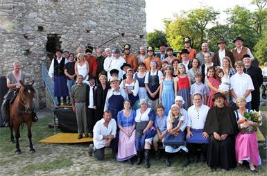Neusiedls Geschichte als Theaterstück Im Jubiläumsjahr „100 Jahre Stadt Neusiedl am See“ kehrt ein besonderes Stück auf die Bühne zurück: Das Volksstück „Peter Floridan“ von Dr. Sepp Gmasz wird erstmals seit 2011 (im BIld) wieder aufgeführt – und zwar am Originalschauplatz der Kurruzzenkämpfe bei der Tabor-Ruine. Rund 50 Laienschauspielerinnen und Laienschauspieler wirken an der Inszenierung mit. Gespielt wird am 18., 19. und 20. September (Beginn jeweils um 16 Uhr). 