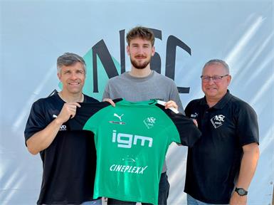 Neusiedls Sektionsleiter Stefan Denk (l.) und der Sportliche Leiter Gernot Tick (r.) freuen sich über die Verpflichtung von Barna Toth. 