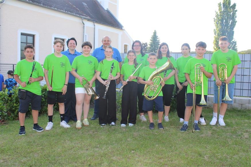 Nicht nur die Jugendreferentinnen Sarah Hauser und Annika Haspel (nicht im Bild) sind stolz auf die Young Stars Matthias, Jonas, Emma, Isabel, Linda, Florian, Alina, Sarah, Hannes und Stefan sowie Hubert und Leon (nicht am Bild), sondern auch Obfrau Astrid Fraller und Kapellmeister Christan Stampf.