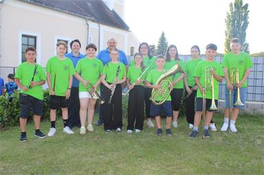 Nicht nur die Jugendreferentinnen Sarah Hauser und Annika Haspel (nicht im Bild) sind stolz auf die Young Stars Matthias, Jonas, Emma, Isabel, Linda, Florian, Alina, Sarah, Hannes und Stefan sowie Hubert und Leon (nicht am Bild), sondern auch Obfrau Astrid Fraller und Kapellmeister Christan Stampf.