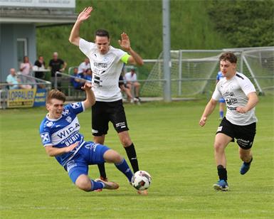 Nicht zu stoppen! Jan Balogh (liegend) und Eberau feierten in Markt Allhau (M., Christian Teller, r., Felix Stumpf) den nächsten Sieg.