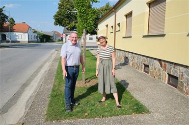 Nickelsdorfer Bürgermeister Gerhard Zapfl zusammen mit Landeshauptmann-Stellvertreterin Anja Haider-Wallner bei einer entsiegelten Fläche in Nickelsdorf.