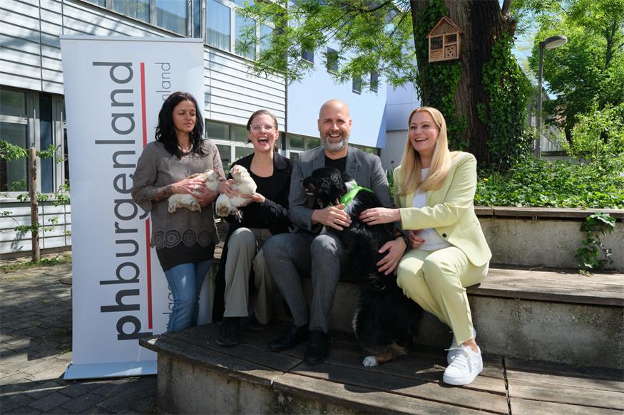 Nicole Heschl von der PH Burgenland, Landeshauptmann-Stellvertreterin Anja Haider-Wallner, Bürgermeister Hannes Schmid mit seiner Hündin Alma und Landesrätin Daniela Winkler