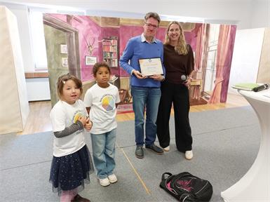 Nicolette Wallmann, Obfrau der Waldorfschule Eisenstadt, rührte ihren Vorgänger Franz Knipp mit der Ehrenmitgliedschaft im Schulverein zu Tränen.