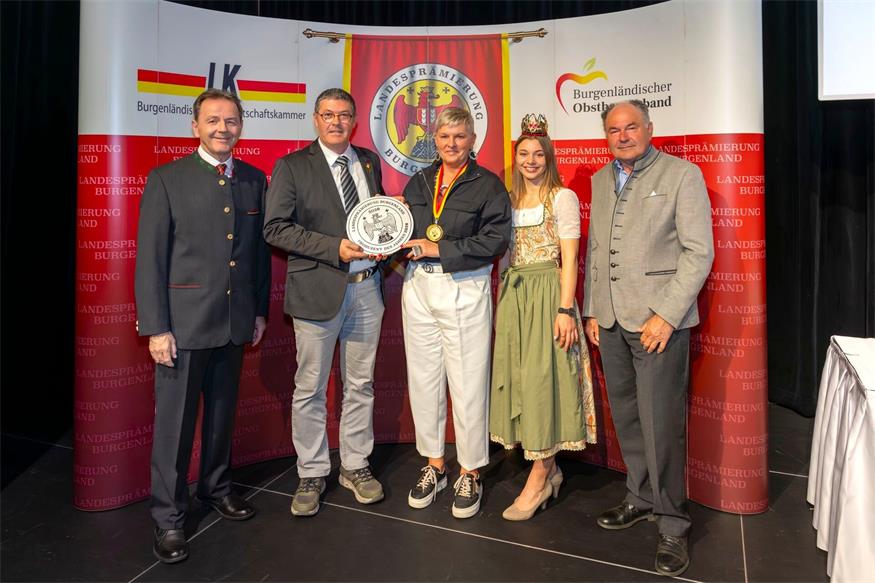 Niki Berlakovich (Landwirtschaftskammer-Präsident), Katharina Perl (Obstkönigin) und Johann Plemenschits (Präsident Obstbauverein) gratulierten Karin und Emmerich Kohlmann. 
