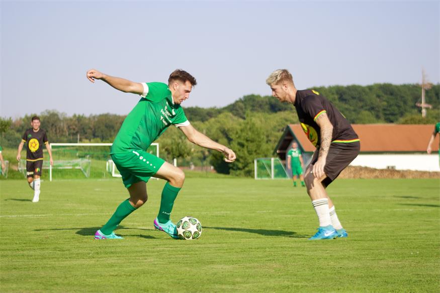 Niklas Gneis (l.) und Daniel Papp lieferten sich einige heiße Duelle - am Ende hieß es 2:2 zwischen Gneis´ Raidinger und Papp´s Forchtensteiner. 