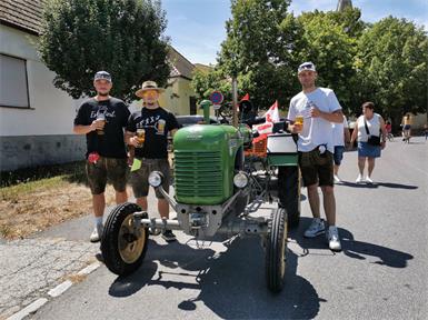 Niklas Schindler, Michael Krizsanich und Felix Sommer kamen mit ihren Oldtimer-Traktoren zum Oldtimer-Treff nach Schützen.