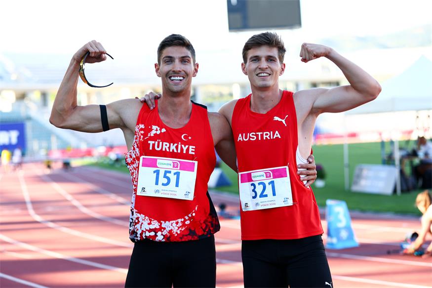 Niklas Strohmayer-Dangl (r.) bei den Balkan-Meisterschaften mit Sieger Ismail Nezir, U20-Weltmeister aus der Türkei 2022.
