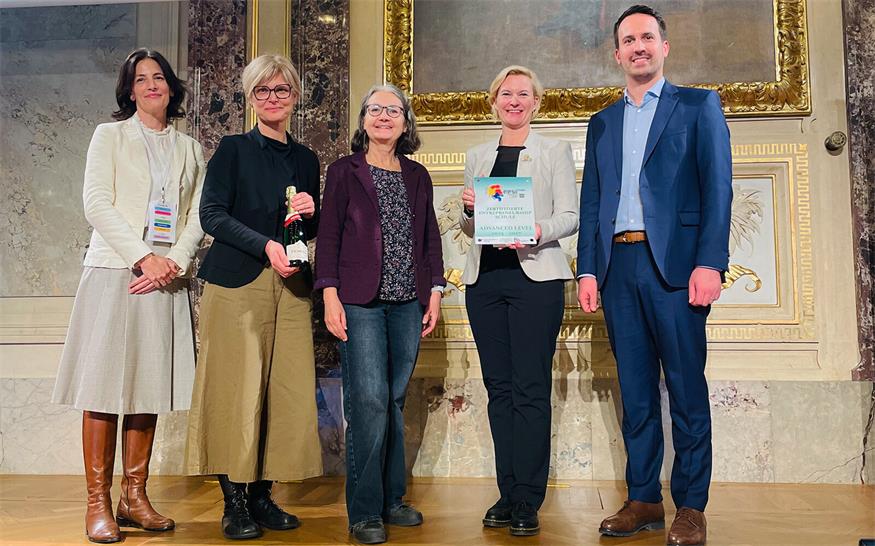 Nina Brenner, die Professorinnen Beate Heinrich und Sigrid Murschenhofer und Direktorin Sonja Hasler mit Bundesminister Christoph Wiederkehr bei der Zertifikatsübergabe.