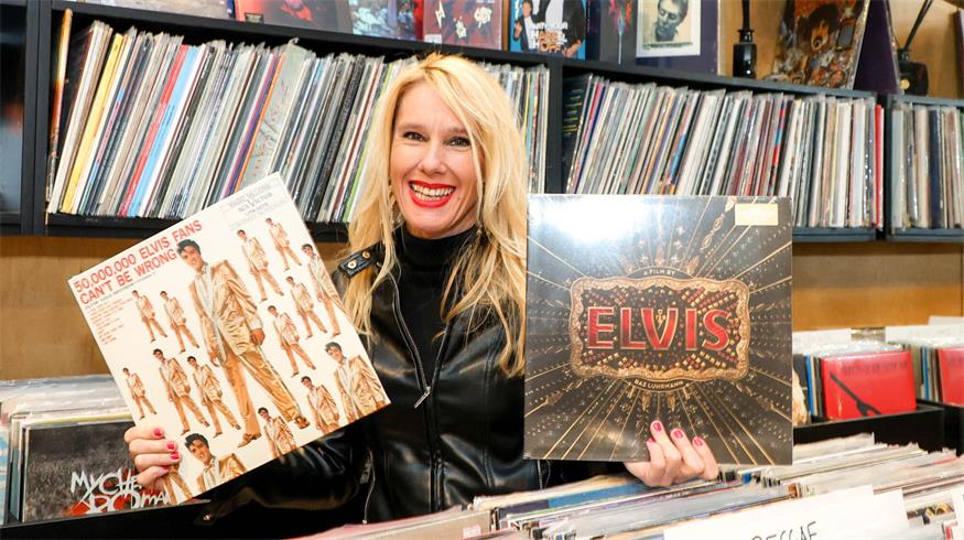 Nina Mayer (BVZ) deckte sich im "Monroe" mit Elvis-Schallplatten ein, um sich journalistisch einzustimmen.