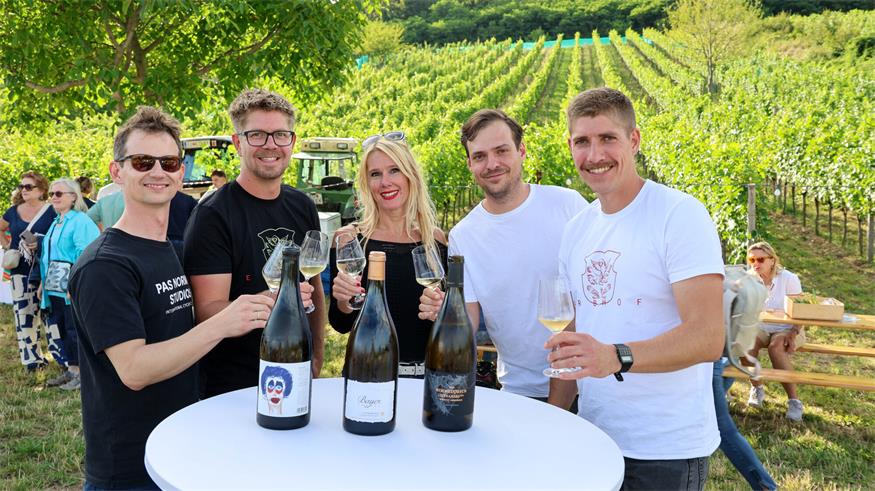 Nina Mayer (BVZ) ließ sich von Leo Sommer, Josef Bayer, Michael Liegenfeld und Michael Bayer ein Gläschen in Weiß einschenken.