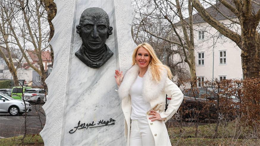 Nina Mayer (BVZ) neben dem Haydn-Denkmal in der Bürgerspitalgasse. Die Stotzingerin Heidi Tschank kreierte das aus Marmos und Bronze gestaltete Kunstwerk 2018. Es steht in unmittelbarer Nähe des Haydn-Gartenhäuschens.