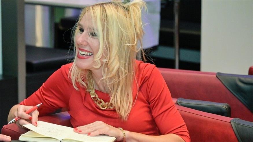 Nina Mayer erzählt in ihrer Kolumne „Ninas liebes Geflüster“ die Geschichten hinter den Geschichten.