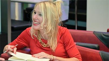 Nina Mayer erzählt in ihrer Kolumne „Ninas liebes Geflüster“ die Geschichten hinter den Geschichten.
