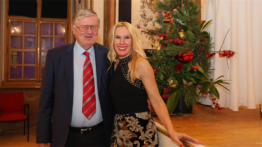 Nina Mayer gratuliert ihrem früheren Musikprofessor Julius Koller zur Uraufführung seines Werkes „Ein Tag in Eisenstadt“ im Schloss Esterházy.