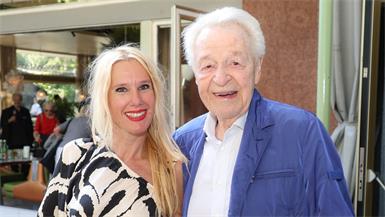 Nina Mayer schreibt in ihrer Kolumne "Ninas liebes Geflüster" über die Geschichten hinter den Geschichten.