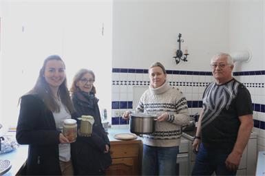 Nina Pernsteiner, Waltraut Ulrich, Alexandra Heissenberger und Josef Hummel bereiteten den Gästen ein gelungenes Fastensuppenessen.