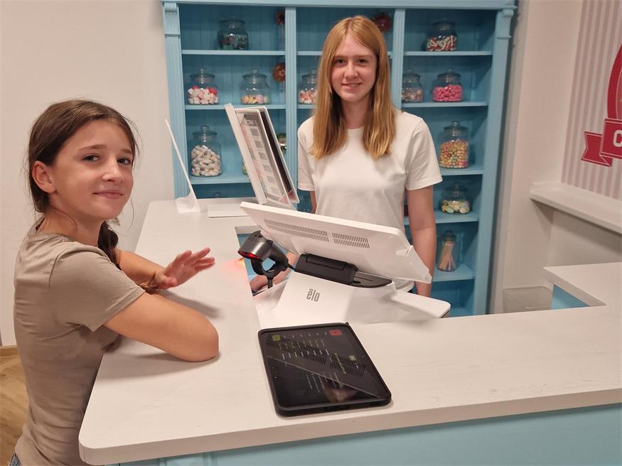 Nina Prenner und Leonie Prenner probierten sich an der Kassa aus.