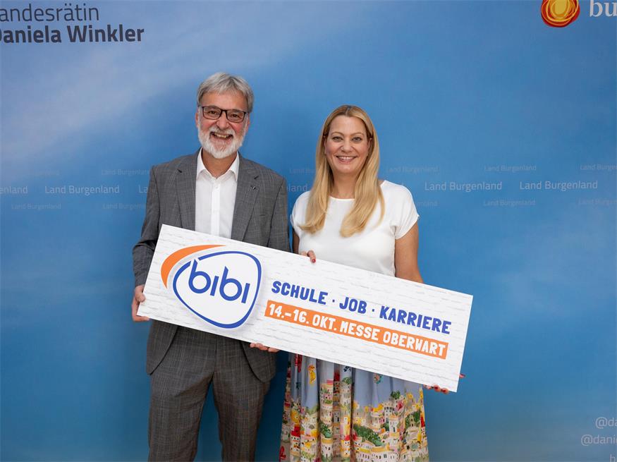 Noch bis 16. Oktober öffnet die BiBi (Bildungs- und Berufsinformationsmesse) im Messezentrum Oberwart ihre Tore. Die Bildungs- und Berufsinformationsmesse richtet sich auch heuer wieder verstärkt an Eltern und Erziehende. „Eltern sind wichtige Partner bei der Berufs- und Schulwahl. Die erweiterten Öffnungszeiten ermöglichen Familien einen gemeinsamen und entspannten Informationsaustausch vor Ort“, so Landesrätin Daniela Winkler, die mit Messe-Burgenland- Geschäftsführer Markus Tuider zur BiBi einlädt. Damit berufstätige Erziehende dieses Angebot nutzen können, wird die Öffnungszeit am Freitag bis 17 Uhr ausgedehnt. 