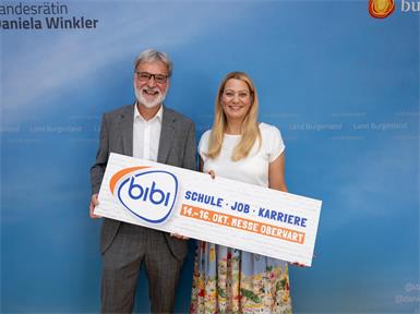Noch bis 16. Oktober öffnet die BiBi (Bildungs- und Berufsinformationsmesse) im Messezentrum Oberwart ihre Tore. Die Bildungs- und Berufsinformationsmesse richtet sich auch heuer wieder verstärkt an Eltern und Erziehende. „Eltern sind wichtige Partner bei der Berufs- und Schulwahl. Die erweiterten Öffnungszeiten ermöglichen Familien einen gemeinsamen und entspannten Informationsaustausch vor Ort“, so Landesrätin Daniela Winkler, die mit Messe-Burgenland- Geschäftsführer Markus Tuider zur BiBi einlädt. Damit berufstätige Erziehende dieses Angebot nutzen können, wird die Öffnungszeit am Freitag bis 17 Uhr ausgedehnt. 