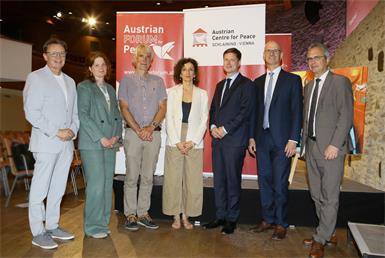 Norbert Darabos, Bernadette Holzer, Oliver Richmond, Audrey Azoulay, Tobias Lang, Ronald Reiter und Peter Riedler.