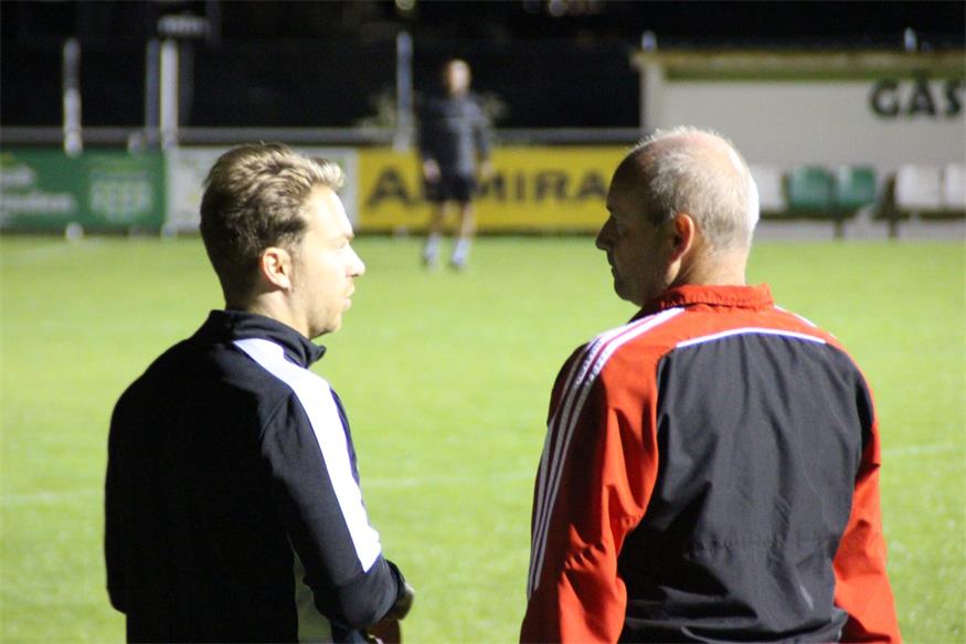 Norbert Pammer bei seinem ersten Tag als Trainer in Winden im persönlichen Gespräch mit Manuel Kientzl