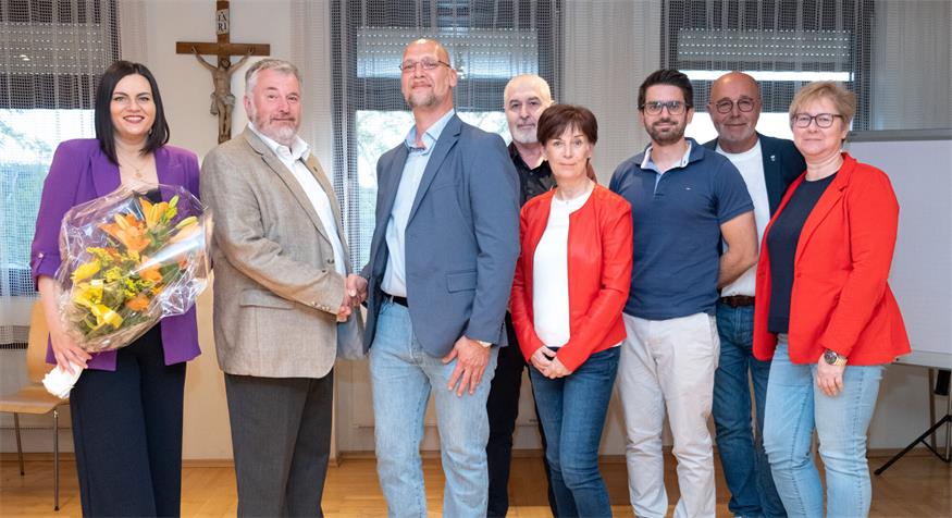 Norbert Rauhofer (2.v.l) übergibt das Amt des Ortsparteivorsitzenden an Harald Trotzenberg. Im Bild mit Landeshauptmann-Stellvertreterin Astrid Eisenkopf, Schriftführer Gottfried Schlögl, den Stellvertretenden Ortsparteivorsitzenden Rosemarie Harter und Johannes Pendl, Bürgermeister Werner Huf und Kassierin Beatrix Hofer (v.l.).