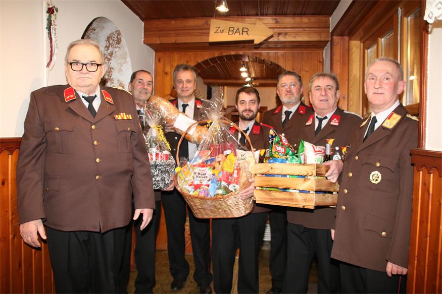 OBI Rudolf Baumgartner, BI Johann Hauser, HLM Roman Stifter, OFM Fritz Sagmeister, FM Andreas Heschl, HLM Franz Kainz und BR Kurt Kappel hatten für die Ballgäste viele tolle Treffer wie diese Geschenkkörbe vorbereitet.