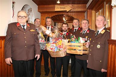 OBI Rudolf Baumgartner, BI Johann Hauser, HLM Roman Stifter, OFM Fritz Sagmeister, FM Andreas Heschl, HLM Franz Kainz und BR Kurt Kappel hatten für die Ballgäste viele tolle Treffer wie diese Geschenkkörbe vorbereitet.